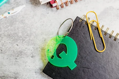 Vista 9 de Etiqueta de acrílico personalizada personalizada, Etiqueta de mochila, Nombre del encanto de la mochila escolar, Etiqueta de bolsa deportiva