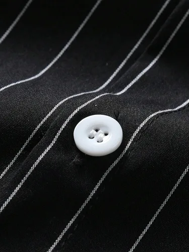 Vista 4 de OYOANGLE Camisa de manga corta con cuello y botones para hombre con estampado de rayas
