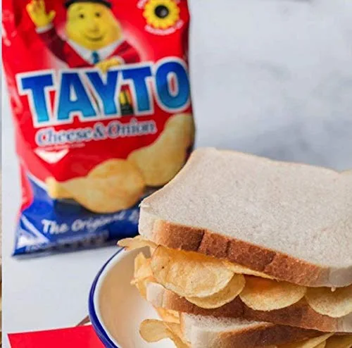 Vista 3 de Tayto Patatas fritas con sabor a queso y cebolla de Irlanda (paquetes de 24x25g)