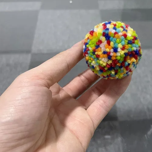 Vista 6 de Juguetes de bolas de gato de colores surtidos, bolas de pompón interactivas de hilo de lana, juguetes interactivos de persecución de gatitos