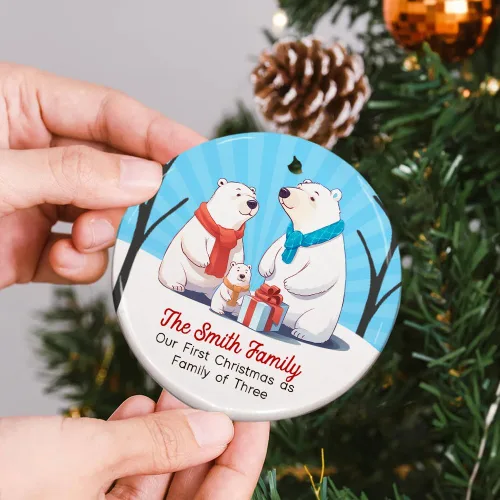Vista 4 de Adorno personalizado para la primera Navidad como familia de 3 – Adorno de oso de bebé, regalo de recuerdo de vacaciones de invierno para nuevos