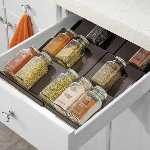 Vista 2 de mDesign - Estante de especias de plástico ajustable y expandible, organizador de cajón para gabinetes de cocina, 3 niveles inclinados para ajo, sal