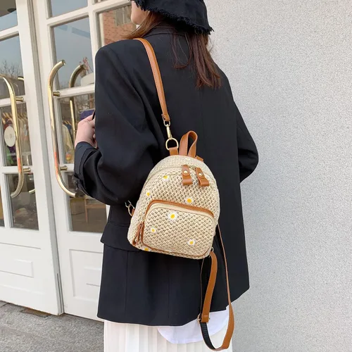 Vista 4 de OWGSEE Mochila de paja de ganchillo tejida a mano de moda de verano para mujer, Caqui