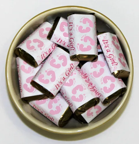 Vista 4 de Envoltura de barra de caramelo en miniatura de 60 huellas rosas para baby shower, decoración "It's a Girl", calcomanías, fabricado en Estados Unidos