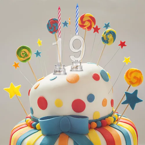 Vista 3 de Boao El juego de 50 velas de número de cumpleaños incluye 10 velas LED multicolor intermitentes con carcasa transparente y 40 velas de cera