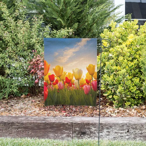 Vista 4 de Moslion Bandera de jardín de tulipanes, campo floral al atardecer, nube, tulipán, rosa, amarillo, flores verdes, banderas de doble cara, bandera