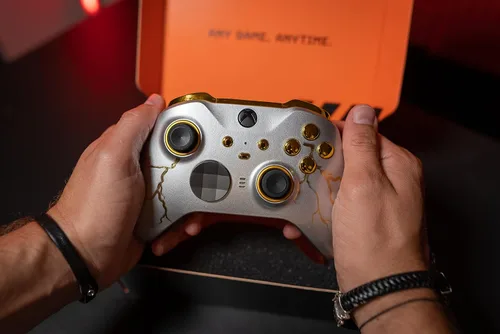 Vista 2 de Modded Zone UN-MODDED Custom Controller Compatible with Xbox ONE Elite Series 2 (Gold Thunder)