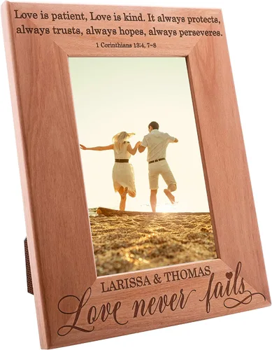 Vista 2 de Marco de fotos personalizado Love Never Fails, 4 x 6 pulgadas, marco de fotos romántico personalizado, boda, compromiso, día de San Valentín