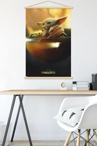 Vista 5 de Trends International Star Wars: The Mandalorian Season 3 - Póster de pared Grogu in Pod de 22.375 x 34 pulgadas, paquete de impresión premium