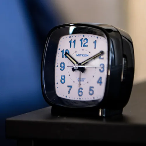 Vista 6 de Miykon Reloj despertador analógico cuadrado pequeño – Silencioso sin tictac, funciona con pilas con luz LED y repetición – Escritorio, mesa, viaje