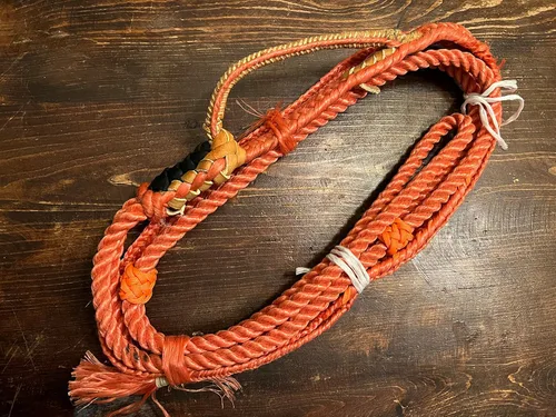 Vista 2 de Cuerda de becerro de poliéster rojo - 9x7 mano derecha 5/8" x 5/8" suave - EPT Bull Ropes Riding Rope 10