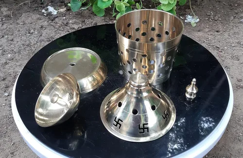 Vista 2 de Akhand Jyoti Diya de latón con cubierta Divi lámpara de aceite para templo lámpara de aceite espiritual Lámpara de mecha de aceite pequeña Deepak