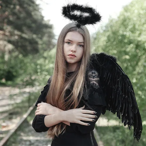 Vista 5 de Diademas con halo de ángel de Halloween, 2 piezas de plumas extra para el pelo, accesorio de cosplay para niños y adultos