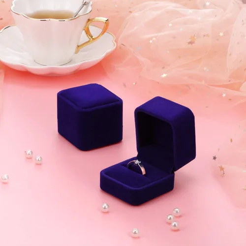 Vista 2 de Caja de 4 piezas de terciopelo para aretes, caja de regalo para boda, compromiso, cumpleaños y aniversario (azul rey)