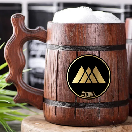 Vista 3 de Taza de cerveza Destiny Warlock. Taza de madera personalizada. Taza cilíndrica marrón rústica. Regalo para él. Jarro de cerveza. Perfecto