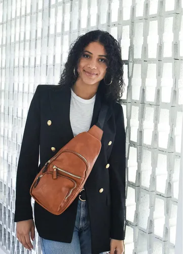 Vista 6 de EMPERIA Bolso bandolera pequeño de piel sintética, mochila multiusos para senderismo, viajes, mochila para exteriores para mujeres y hombres, Negro
