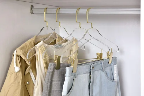 Vista 9 de Perchas acrílicas transparentes de calidad 40 para faldas y pantalones, elegante colgador con ganchos dorados, organizador de armario para adultos