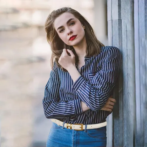 Vista 196 de Cinturón de cuero clásico con hebilla de metal para mujer con vestido de jeans