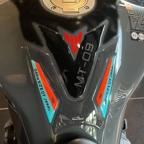 Vista 8 de Resin Bike Adhesivos 3D para motocicleta compatibles con Yamaha MT-09 2022. Protectores laterales del tanque contra impactos y arañazos. Par