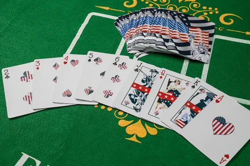 Vista 5 de Military Gift Shop Cartas de jugar con bandera estadounidense azul - Gráficos patrióticos - Calidad premium - Regalos para veteranos para hombres