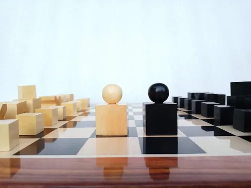 Vista 7 de Juego de ajedrez modelo Bauhaus Mid Century Tournament Ajedrez de madera con tablero de ajedrez de madera de ébano de 17 pulgadas con bordes