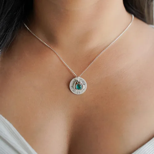 Vista 5 de Collar personalizado de plata de ley con corazón caprichoso. Personaliza un dije redondo. Elección de cadena de plata de ley. Regalo perfecto