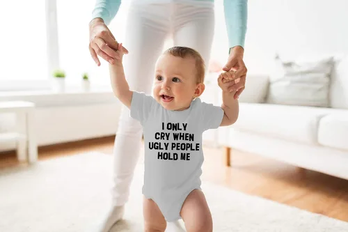 Vista 2 de I Only Cry When Ugly People Hold Me - Divertido body esencial para bebé - Ropa para bebé recién nacido