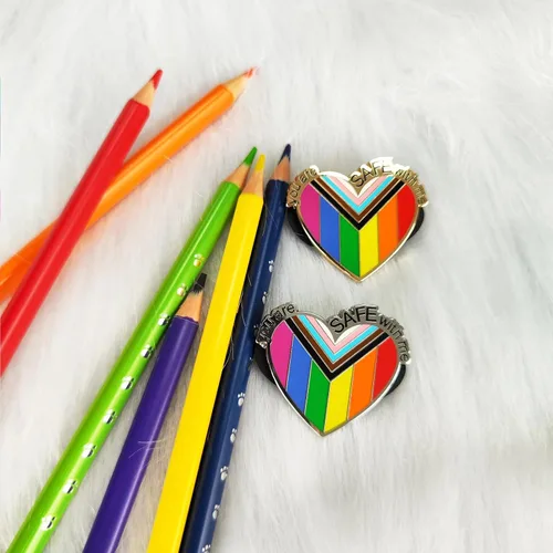 Vista 5 de Pines LGBTQ para bandera del orgullo, color arcoíris, esmalte duro, broches de metal, insignias divertidas ligeras para hombres y mujeres, niños