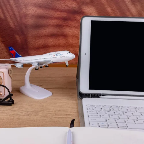 Vista 3 de Modelo Avión 1:300 Modelo American Plane Delta B747