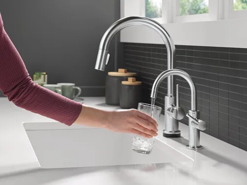Vista 2 de Delta Grifo dispensador de bebidas contemporáneo, grifo de fregadero de cocina de agua potable de níquel cepillado, acero inoxidable ártico
