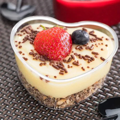 Vista 3 de Restaurantware Mini recipientes de 4.7 onzas, 100 recipientes desechables para postres, diseño duradero en forma de corazón, vasos de plástico