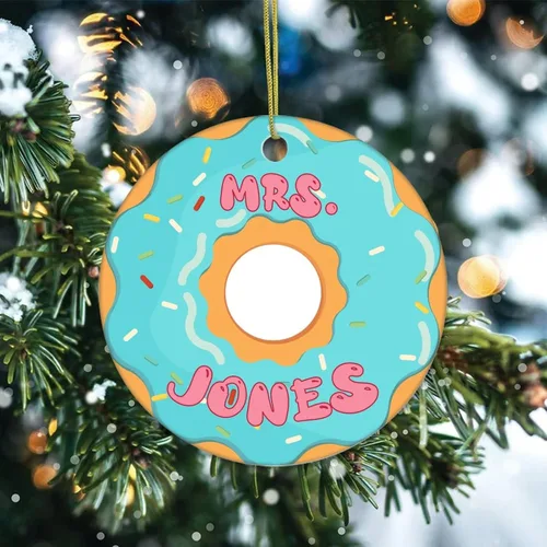 Vista 2 de Adornos de recuerdo de Navidad con nombre personalizado en donas, adorno de cerámica para regalos, adornos colgantes para árbol de Navidad