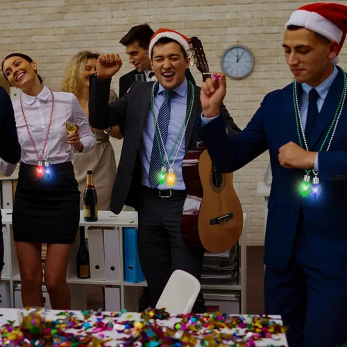 Vista 7 de Collar de Navidad, 8 piezas de collares colgantes con bombillas LED de Navidad, accesorios de Navidad a granel con cuentas verdes, amarillas, rojas