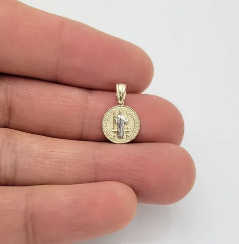 Vista 3 de Colgante de oro amarillo de 10 quilates con medalla de San Benito de Nursia, pequeño, Oro amarillo, Sin piedra
