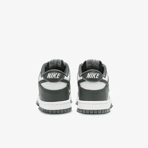 Vista 747 de Nike Kid's Dunk Low Sneaker