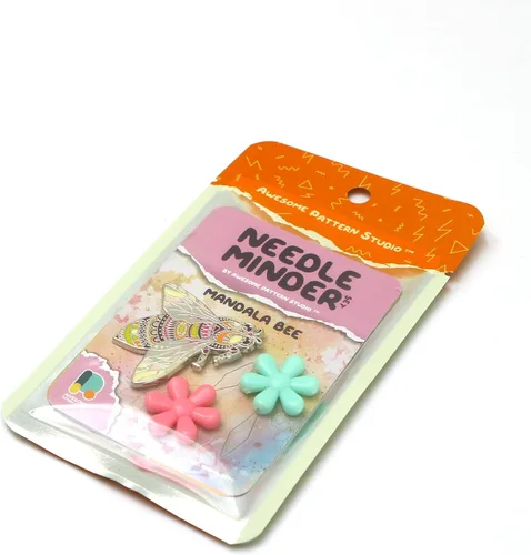Vista 6 de Awesome Pattern Studio Needle Minder Set - Mandala Bee Magnetic Needle Minder + 2 empujadores de agujas. Pin de esmalte para punto de cruz, bordado