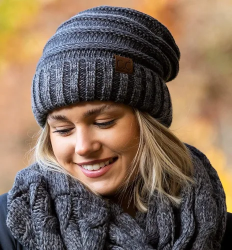Vista 2 de Funky Junque Gorro encorvado de gran tamaño con bufanda infinita a juego.