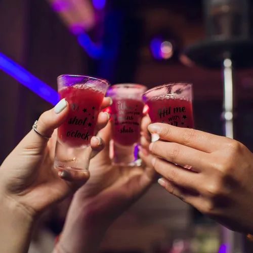 Vista 7 de Kigeli 48 vasos de chupito divertidos para adultos, vasos de chupito de acrílico para fiestas, 1.2 onzas, mini taza, regalos de fiesta, invitados