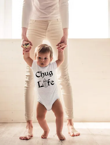 Vista 3 de CBTwear Chug Life - Ropa de bebé - Divertidos trajes para recién nacidos para bebés
