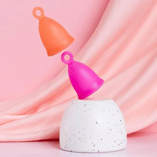 Vista 2 de Anillo de silicona con copa menstrual con vástago de bucle para una fácil extracción, alternativa de tampón reutilizable de 12 horas