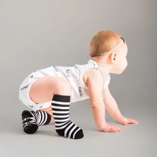 Vista 4 de juDanzy Calcetines hasta la rodilla con agarres para bebés, niños pequeños y niños