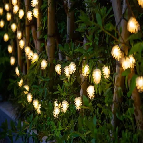 Vista 2 de Guirnalda de luces LED con cono de pino, impermeable, 16.4 pies, 20 LED, funciona con energía solar, para jardín, valla, árboles de Navidad, boda 20