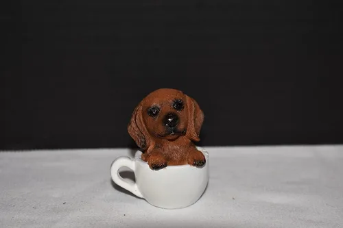 Vista 6 de Adorable figura de estatua de perro salchicha marrón de 2.5 pulgadas sentado dentro de una taza de té