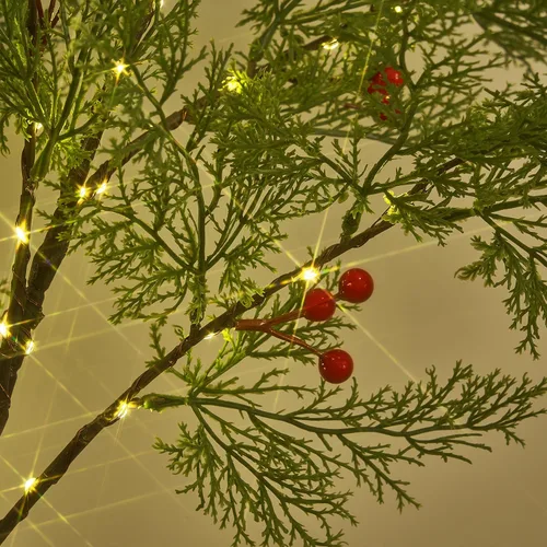 Vista 2 de Fudios Luces de árbol de cadar de Navidad, 195 luces LED de hadas de 6 pies enchufables, árbol de ciprés artificial iluminado con bayas rojas