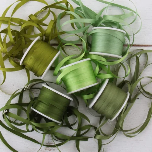 Vista 19 de Threadart Juego de cintas de seda - Tonos azules - Colección Five Spool - 100% seda pura - 55 yardas Coordinated set of soft 100% pure silk ribbon