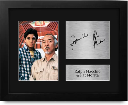 Vista 9 de HWC Trading Ralph Macchio & Pat Morita The Karate Kid Gifts Impreso Firmado Autograph Picture Display para fanáticos de recuerdos de películas, 16 x