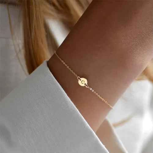 Vista 4 de Pulsera de acero inoxidable chapada en oro de 18 quilates, pulsera personalizada con dije de letra, pequeño disco delicado con monograma, pulsera
