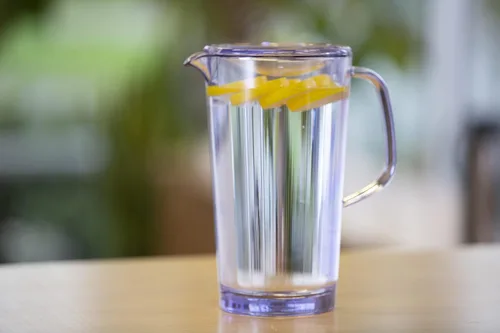 Vista 2 de Service Ideas Jarra de bebidas frías con tapa, 64 onzas, plástico