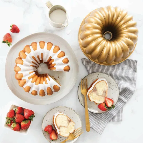 Vista 3 de Nordic Ware Elegant Party Molde de tubo tipo bundt, 22.3 cm x 9.3 cm, dorado