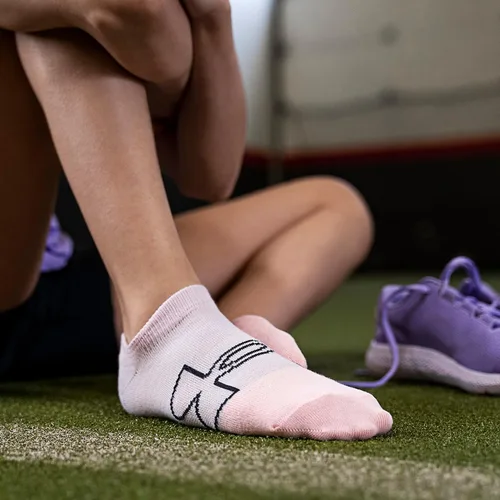 Vista 5 de Under Armour Calcetines invisibles esenciales para niña, paquete de 6